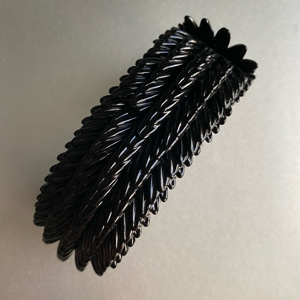 Elastic statement bracelet